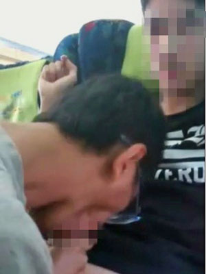 【悲報】日本製AVの影響で台湾の電車内でフェラチオするカップルが続発ｗｗｗｗｗｗｗｗｗｗｗｗｗｗｗｗｗｗ（画像あり）・3枚目