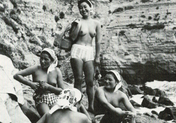 海女裸 日本橋本町で「裸でもぐる海女」写真展－93歳水中写真家が50年前 ...