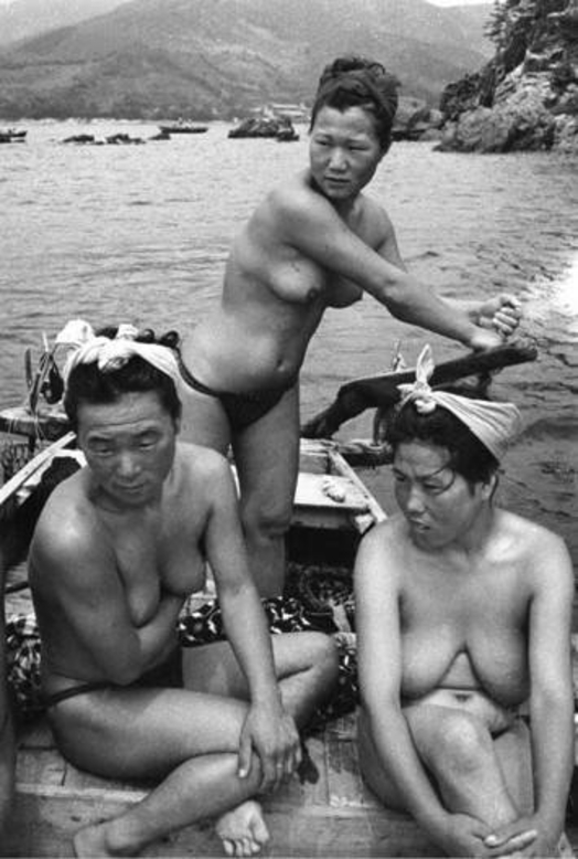 【画像あり】昭和の｢海女さん｣がお仕事してる写真が発見される。マジかぁｗｗｗｗｗｗｗｗｗ・1枚目