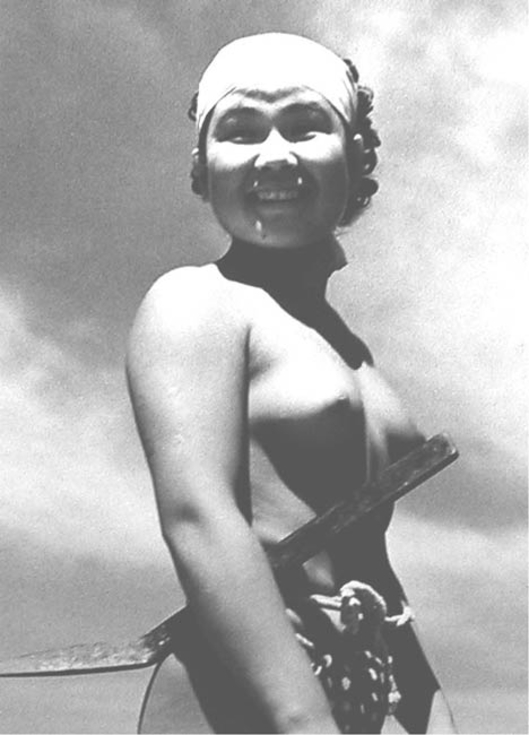 【画像あり】昭和の｢海女さん｣がお仕事してる写真が発見される。マジかぁｗｗｗｗｗｗｗｗｗ・2枚目