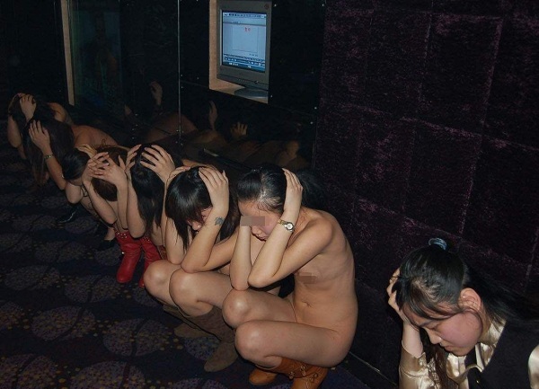【草】違法風俗嬢たちの摘発の瞬間、、逮捕された上に裸まで晒されて草ｗｗｗｗｗｗｗｗｗｗｗｗ（画像あり）・27枚目