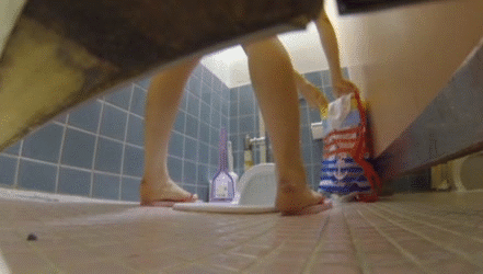 【閲覧注意】オシッコ中の女子トイレを覗き見た結果ｗｗｗｗｗｗｗｗｗｗｗｗｗｗ(GIF20枚)・1枚目