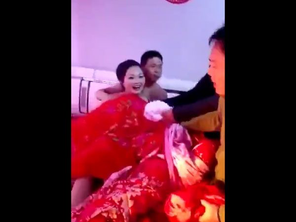 【GIFあり】結婚式で性接待させられる中国の花嫁たち・・・（画像30枚）・17枚目