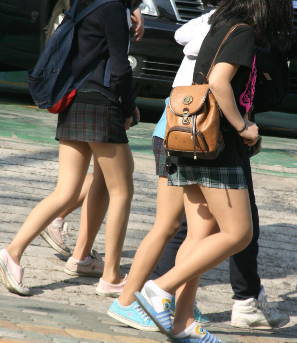 タイトミニの制服がぐうシコすぎる韓国JKがエロ目線でしか見れない件。(画像あり)・24枚目