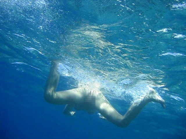 【神秘的】マンコを水中で撮ったらこうなるｗｗｗｗｗｗｗｗｗｗｗｗ（画像あり）・14枚目