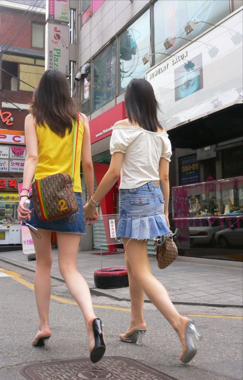 街中を歩くミニスカ韓国女子、意外とイイ尻してますわ（画像37枚）・25枚目