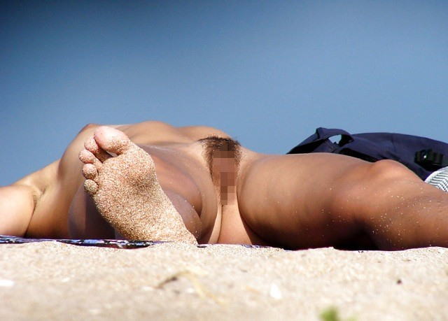 ヌーディストビーチでマンコを見せつける女の即ハボ女の画像まとめｗｗｗｗ（29枚）・17枚目