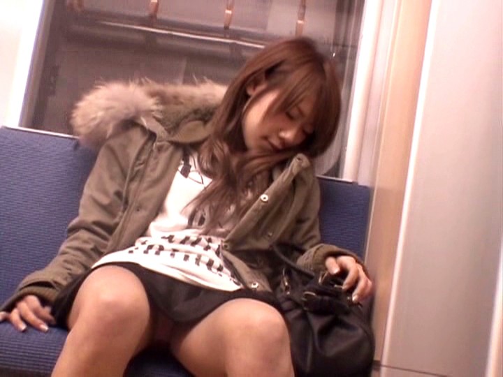 【悲報】ミニスカまんさん、電車の中で居眠りしてしまった結果・・・・・（画像22枚）・10枚目