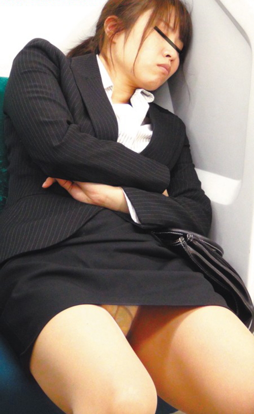 【悲報】ミニスカまんさん、電車の中で居眠りしてしまった結果・・・・・（画像22枚）・19枚目