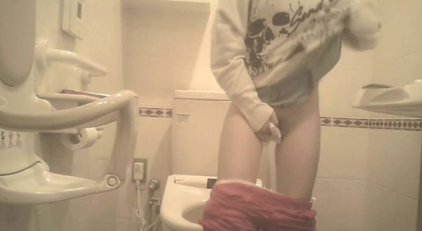 トイレまんこ拭き　エロ 画像033